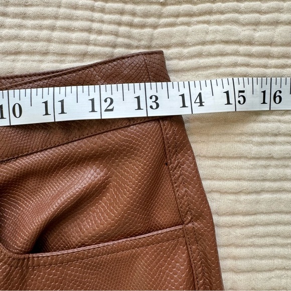 Danielle Bernstein Faux Leather pants with zipper closure texture faux snakeskin - Picture 6 of 11